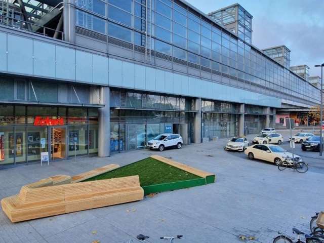 euroform w - nachhaltiges Stadtmobiliar - Parkbank Holz - modulare Sitzbank auf Vorplatz vom Bahnhof Berlin Südkreuz - Sitzinsel in städtischer Umgebung - nachhaltige Sitzmöbel für den Freiraum