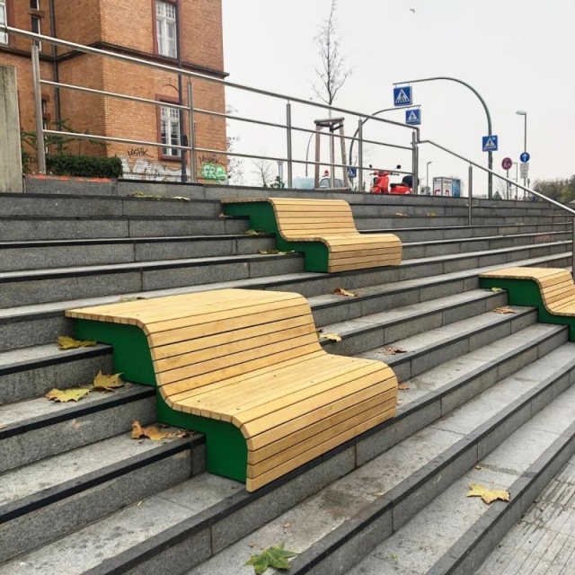 euroform w - nachhaltiges Stadtmobiliar - Parkbank Holz - modulare Sitzbank auf Vorplatz vom Bahnhof Berlin Südkreuz - Sitzinsel in städtischer Umgebung - nachhaltige Sitzmöbel für den Freiraum