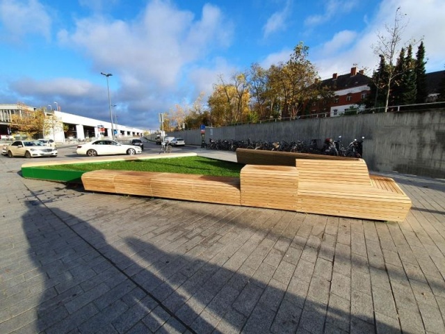 euroform w - nachhaltiges Stadtmobiliar - Parkbank Holz - modulare Sitzbank auf Vorplatz vom Bahnhof Berlin Südkreuz - Sitzinsel in städtischer Umgebung - nachhaltige Sitzmöbel für den Freiraum