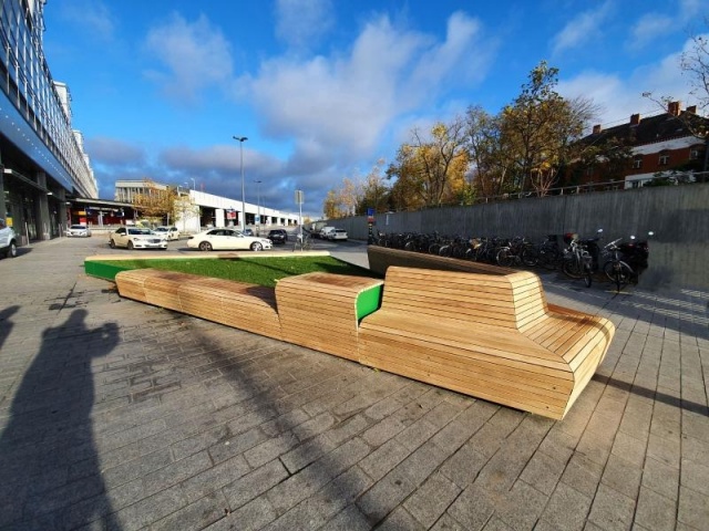 euroform w - nachhaltiges Stadtmobiliar - Parkbank Holz - modulare Sitzbank auf Vorplatz vom Bahnhof Berlin Südkreuz - Sitzinsel in städtischer Umgebung - nachhaltige Sitzmöbel für den Freiraum