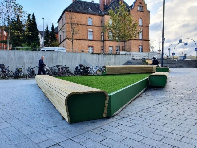 euroform w - arredo urbano sostenibile - panchina seduta legno - panchina modulare sul piazzale della stazione centrale di Berlino Südkreuz - isola di seduta in un ambiente urbano - arredamento sostenibile per spazi pubblici - seduta personalizzata