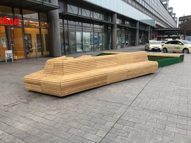 euroform w - nachhaltiges Stadtmobiliar - Parkbank Holz - modulare Sitzbank auf Vorplatz vom Bahnhof Berlin Südkreuz - Sitzinsel in städtischer Umgebung - nachhaltige Sitzmöbel für den Freiraum