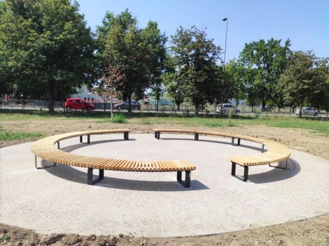 euroform w - street furniture - wooden circular bench in public park in Italy - bench made of sustainable wood FSC certified - wooden park bench for city