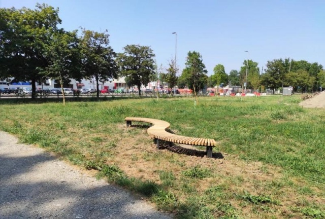 euroform w - arredo urbano - panchina circolare in legno in parco pubblico in Italia - panchina in legno sostenibile certificata FSC - panchina in legno per parco pubblico in città