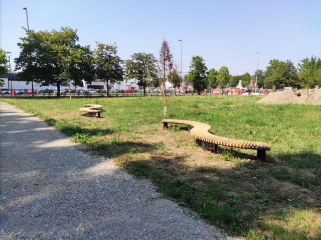 euroform w - Stadtmobiliar - Rundbank aus Holz in öffentlichem Park in Italien - Sitzbank aus nachhaltigem Holz FSC zertifiziert - Parkbank aus Holz für Stadt