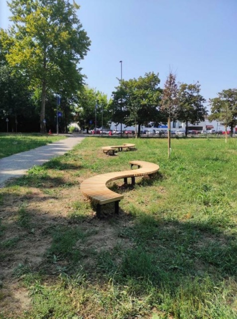 euroform w - arredo urbano - panchina circolare in legno in parco pubblico in Italia - panchina in legno sostenibile certificata FSC - panchina in legno per parco pubblico in città