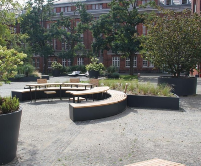 euroform w - arredo urbano sostenibile - panchina parco in legno - panchina modulare nel centro di Berlino - fioriera con panchina in ambiente urbano - sedute sostenibili per spazi aperti