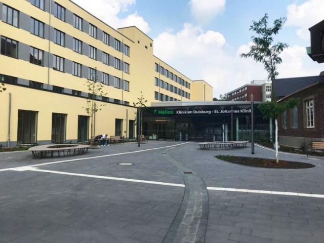 euroform w - sustainable street furniture - park bench wood - modular bench for Helios Clinic Duisburg - minimalist bench in an urban environment - sustainable seating for open space