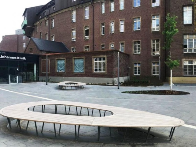 euroform w - sustainable street furniture - park bench wood - modular bench for Helios Clinic Duisburg - minimalist bench in an urban environment - sustainable seating for open space