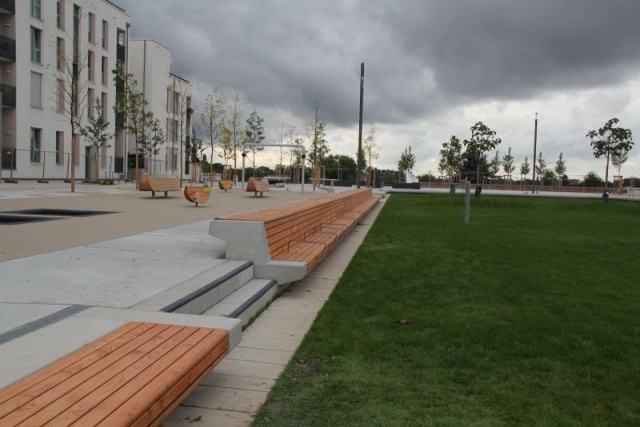 euroform w - nachhaltiges Stadtmobiliar - Parkbank Holz - modulare Sitzbank für die Pfaffengrunder Terrassen in Heidelberg - Sitzinsel in städtischer Umgebung - nachhaltige Sitzmöbel für den Freiraum