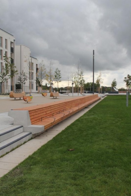 euroform w - nachhaltiges Stadtmobiliar - Parkbank Holz - modulare Sitzbank für die Pfaffengrunder Terrassen in Heidelberg - Sitzinsel in städtischer Umgebung - nachhaltige Sitzmöbel für den Freiraum