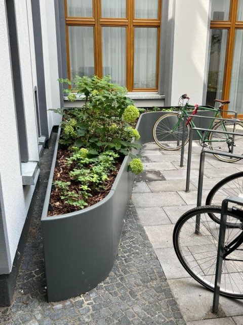 euroform w - street furniture - custommade  wooden Bench in courtyard in Berlin - Bench with planter in Berlin - wooden park bench with planter