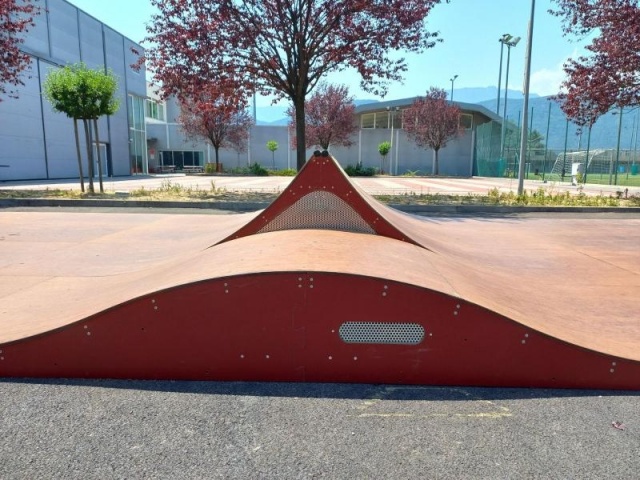 euroform w - Stadtmobiliar - Skatepark - Miniramp in öffentlichem Park - Iou Ramps – Skaterampen aus Holz in Leifers Südtirol