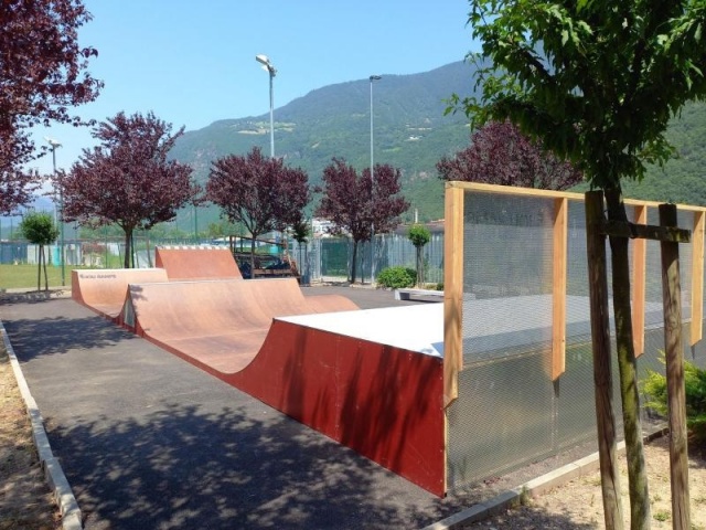 euroform w - Stadtmobiliar - Skatepark - Miniramp in öffentlichem Park - Iou Ramps – Skaterampen aus Holz in Leifers Südtirol