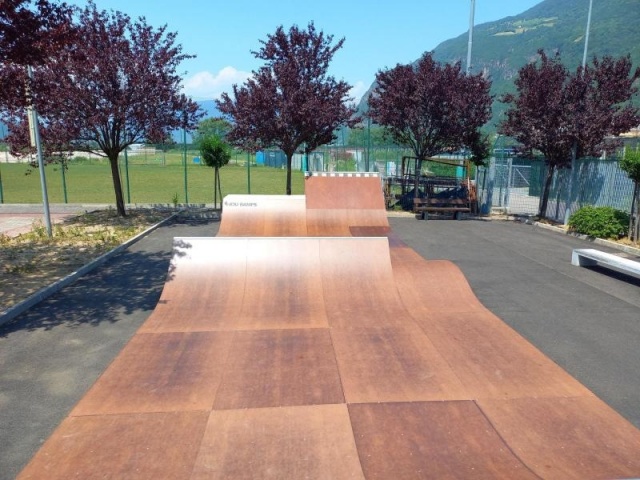 euroform w - Arredo urbano - Skatepark - Miniramp in parco pubblico - Iou Ramps – Rampe skate a Laives in Alto Adige