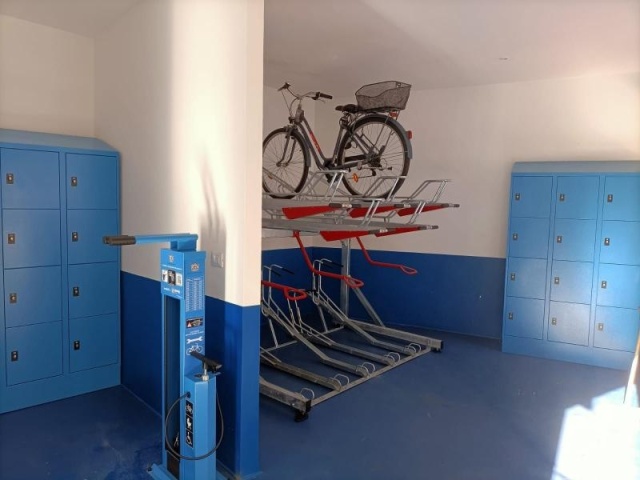 euroform w - Stadtmobiliar - Fahrraddepot - Doppelstockparker für Fahrräder - Fahrradeinhausung - Velostazion -  Fahrradständer auf zwei Ebenen mit integrierter Ladestation für E-Bikes