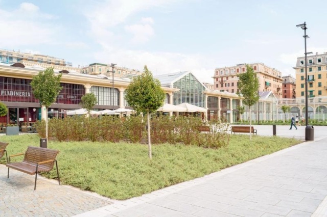 euroform w - Stadtmobiliar - personalisierte Sitzbank aus Holz und Metall - moderne Sitzbank in Genova - Parkbank aus Holz für öffentliche Plätze