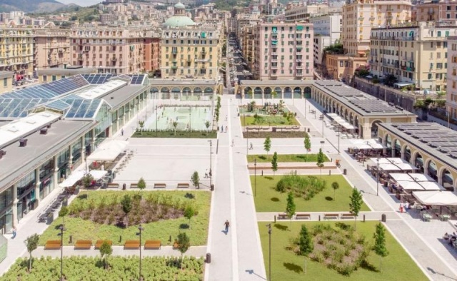 euroform w - Stadtmobiliar - personalisierte Sitzbank aus Holz und Metall - moderne Sitzbank in Genova - Parkbank aus Holz für öffentliche Plätze