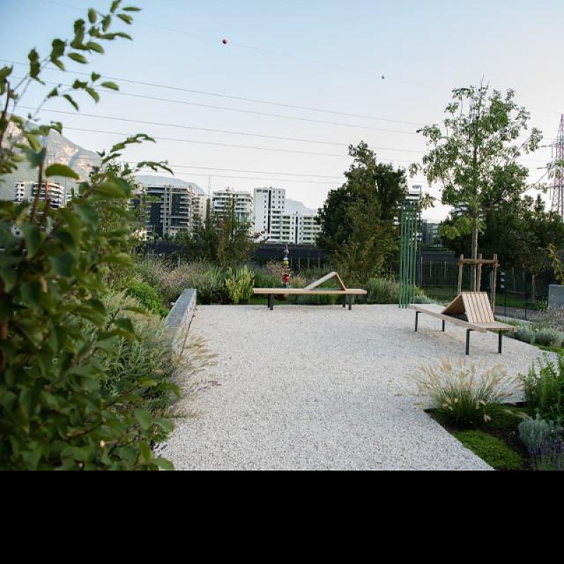 euroform w - Stadtmobiliar - gemütliche Bank aus Holz Krankenhaus Bozen - Sitzbank öffentlicher Platz - Parkbank aus Holz mit Blick auf Natur