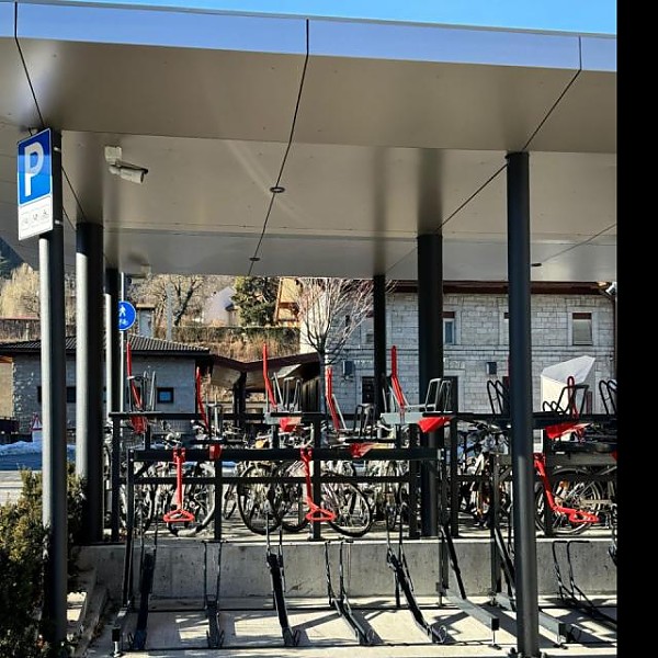 euroform w - Stadtmobiliar - Fahrraddepot - Doppelstockparker für Fahrräder - Fahrradeinhausung - Velostazion -  Fahrradständer auf zwei Ebenen mit integrierter Ladestation für E-Bikes