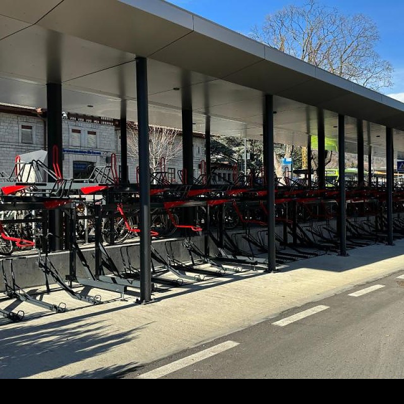 euroform w - Stadtmobiliar - Fahrraddepot - Doppelstockparker für Fahrräder - Fahrradeinhausung - Velostazion -  Fahrradständer auf zwei Ebenen mit integrierter Ladestation für E-Bikes