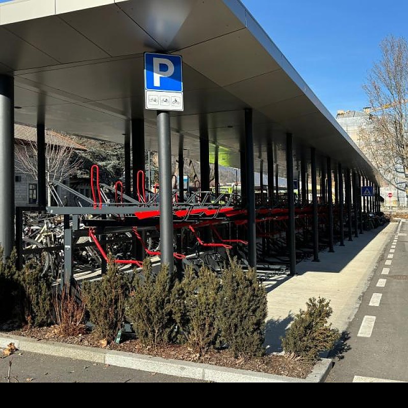 euroform w - Stadtmobiliar - Fahrraddepot - Doppelstockparker für Fahrräder - Fahrradeinhausung - Velostazion -  Fahrradständer auf zwei Ebenen mit integrierter Ladestation für E-Bikes