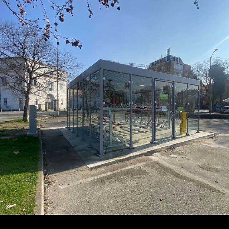 euroform w - Stadtmobiliar - Fahrraddepot - Doppelstockparker für Fahrräder - Fahrradeinhausung - Velostazion -  Fahrradständer auf zwei Ebenen mit integrierter Ladestation für E-Bikes