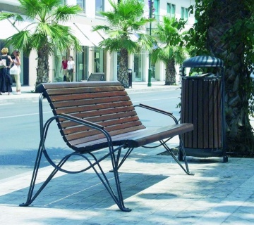 euroform w - Stadtmobiliar - elegante Bank aus hochwertigem Metall und Holz für den städtischen Raum - minimalistische Sitzgelegenheit aus Holz für draußen - hochwertige Designer Stadtmöbel für Parks, Promenaden, Stadtzentren