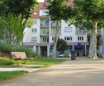 euroform w - Stadtmobiliar - elegante Bank aus hochwertigem Metall und Holz für den städtischen Raum - minimalistische Sitzgelegenheit aus Holz für draußen - hochwertige Designer Stadtmöbel für Parks, Promenaden, Stadtzentren