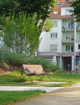 euroform w - Stadtmobiliar - elegante Bank aus hochwertigem Metall und Holz für den städtischen Raum - minimalistische Sitzgelegenheit aus Holz für draußen - hochwertige Designer Stadtmöbel für Parks, Promenaden, Stadtzentren