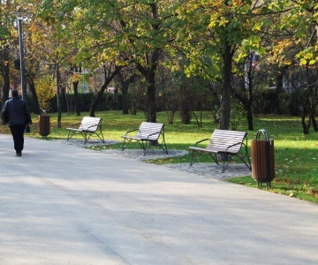 euroform w - Stadtmobiliar - elegante Bank aus hochwertigem Metall und Holz für den städtischen Raum - minimalistische Sitzgelegenheit aus Holz für draußen - hochwertige Designer Stadtmöbel für Parks, Promenaden, Stadtzentren