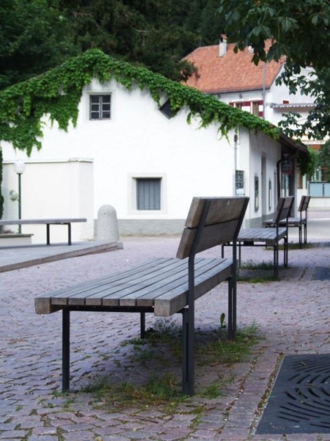 euroform w - Stadtmobiliar - robuste Bank aus hochwertigem Metall und Holz für den städtischen Raum - minimalistische Sitzgelegenheit aus Holz für draußen - hochwertige Designer Stadtmöbel