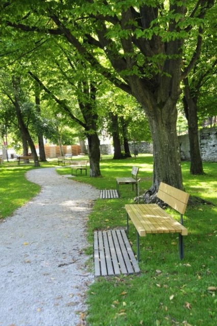 euroform w - Stadtmobiliar - robuste Bank aus hochwertigem Metall und Holz für den städtischen Raum - minimalistische Sitzgelegenheit aus Holz für draußen - hochwertige Designer Stadtmöbel