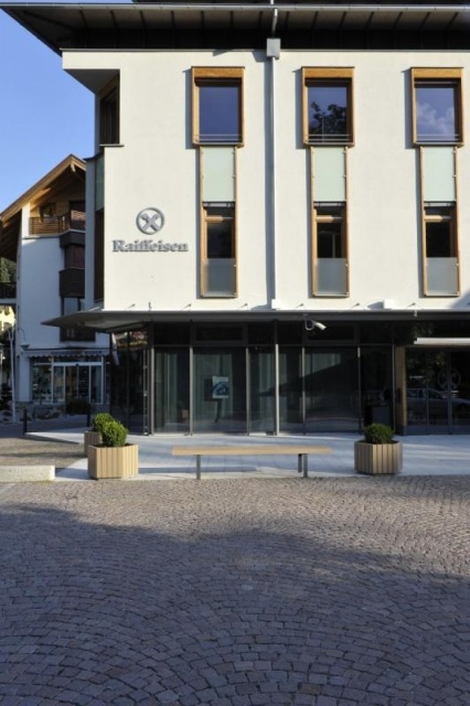 euroform w - Stadtmobiliar - robuste Bank aus hochwertigem Metall und Holz für den städtischen Raum - minimalistische Sitzgelegenheit aus Holz für draußen - hochwertige Designer Stadtmöbel