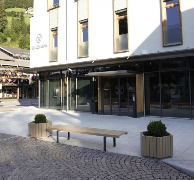 euroform w - Stadtmobiliar - robuste Bank aus hochwertigem Metall und Holz für den städtischen Raum - minimalistische Sitzgelegenheit aus Holz für draußen - hochwertige Designer Stadtmöbel