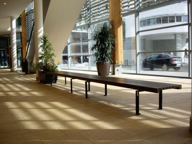 euroform w - arredo urbano - panchina robusta in metallo e legno di alta qualità per aree urbane - sedute minimaliste in legno per esterni - arredo urbano di design di alta qualità