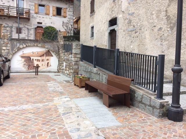 euroform w - arredo urbano - panchina robusta in legno e metallo di alta qualità per aree urbane - seduta in legno per esterni - arredo urbano di design di alta qualità