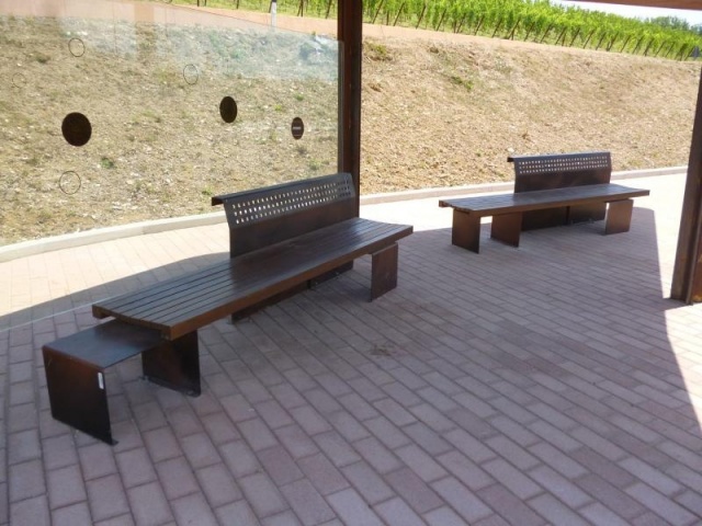 euroform w - arredo urbano - panchina robusta in legno e metallo di alta qualità per aree urbane - seduta in legno per esterni - arredo urbano di design di alta qualità