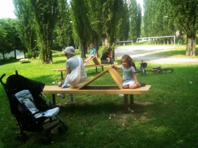 euroform w - Stadtmobiliar - robuste Bank aus hochwertigem Holz für den städtischen Raum - Chaise longue aus Holz für draußen - hochwertige Designer Stadtmöbel - robuste Liege aus Holz für öffentliche Parks, Schwimmbäder, Promenaden