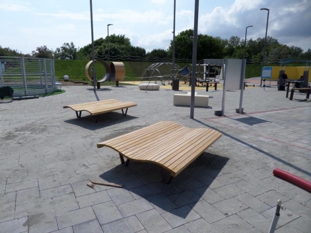 euroform w - Stadtmobiliar - robuste Bank aus hochwertigem Holz für den städtischen Raum - Chaise longue aus Holz für draußen - hochwertige Designer Stadtmöbel - robuste Liege aus Holz für öffentliche Parks, Schwimmbäder, Promenaden