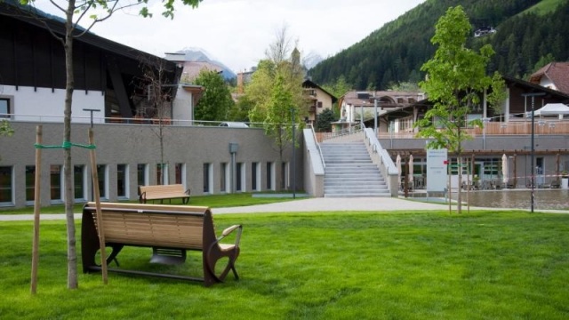 euroform w - Stadtmobiliar - robuste Bank aus hochwertigem Holz für den städtischen Raum - minimalistischer Sitzgelegenheit aus Holz für draußen - hochwertige Designer Stadtmöbel - Seniorenbank aus Hartholz für öffentliche Parks, Altersheime