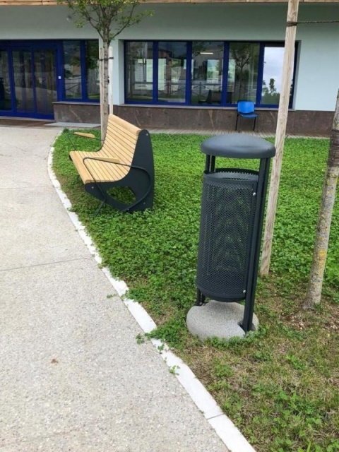 euroform w - Stadtmobiliar - robuste Bank aus hochwertigem Holz für den städtischen Raum - minimalistischer Sitzgelegenheit aus Holz für draußen - hochwertige Designer Stadtmöbel - Seniorenbank aus Hartholz für öffentliche Parks, Altersheime