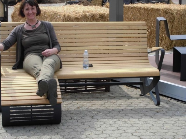 euroform w - arredo urbano - panchina robusta in legno di alta qualità per aree urbane - sedute minimaliste in legno per esterni - arredo urbano di design di alta qualità - panchina in legno duro con poggiapiedi per parchi pubblici 