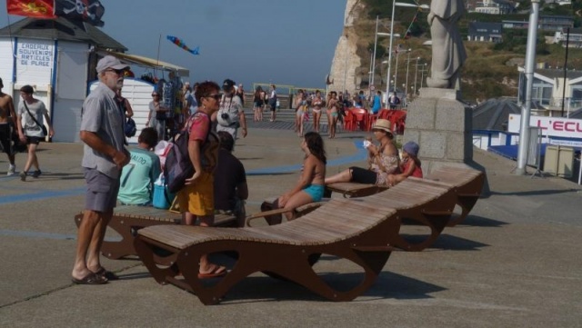 euroform w - Stadtmobiliar - robuste Bank aus hochwertigem Holz für den städtischen Raum- Chaise longue aus Holz für draußen - hochwertige Designer Stadtmöbel - robuste Liege aus Holz für öffentliche Parks, Schwimmbäder, Promenaden