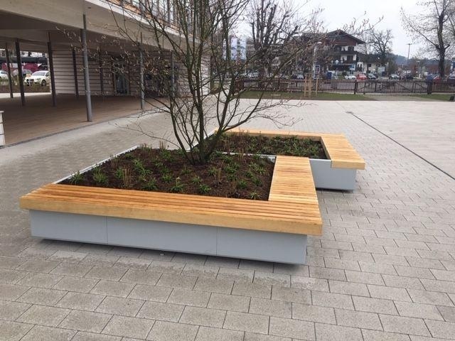 euroform w - Stadtmobiliar - robuste Bank aus hochwertigem Holz für den städtischen Raum mit Planzschale - minimalistischer Sitzgelegenheit aus Holz für draußen - hochwertige Designer Stadtmöbel - Bank aus Hartholz mit Baum in Mitte für öffentliche Parks 