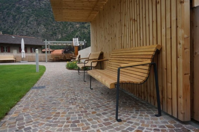 euroform w - Stadtmobiliar - robuste Bank aus hochwertigem Holz für den städtischen Raum - minimalistischer Hocker aus Holz für draußen - hochwertige Designer Stadtmöbel - Comfort Seniorenbank aus Hartholz