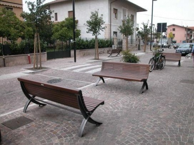 euroform w - Stadtmobiliar - robuste Bank aus hochwertigem Holz für den städtischen Raum - minimalistischer Hocker aus Holz für draußen - hochwertige Designer Stadtmöbel - Palazzo Parkbank aus Hartholz und Gusseisen