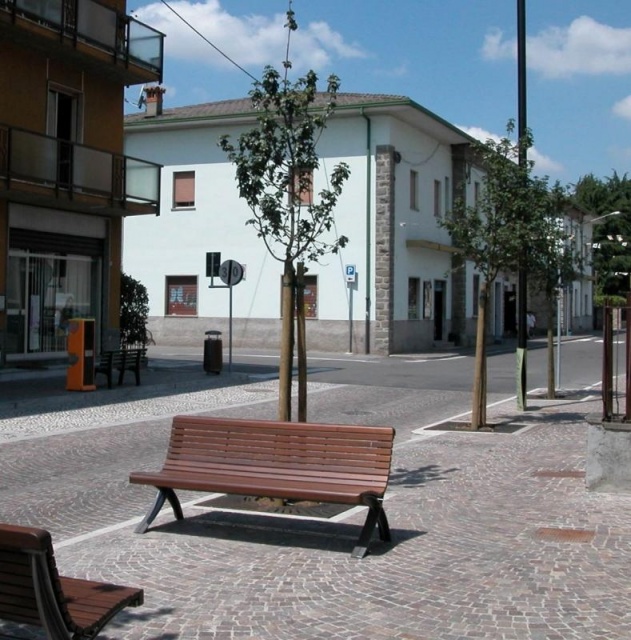 euroform w - Stadtmobiliar - robuste Bank aus hochwertigem Holz für den städtischen Raum - minimalistischer Hocker aus Holz für draußen - hochwertige Designer Stadtmöbel - Palazzo Parkbank aus Hartholz und Gusseisen