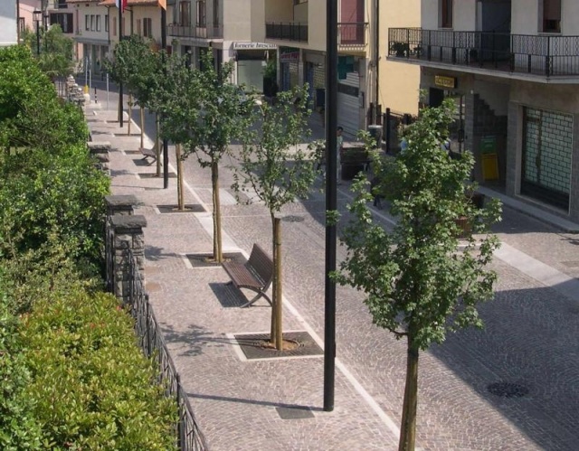 euroform w - arredo urbano - panchina robusta in legno di alta qualità per spazi urbani - seduta minimalista in legno per esterni - arredo urbano di design di alta qualità - panchina da parco in legno duro e ghisa Palazzo