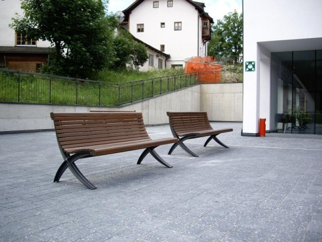 euroform w - street furniture - robust bench made of high-quality wood for urban spaces - minimalist wooden seating for outdoors - high-quality designer street furniture - Palazzo hardwood park bench and cast iron